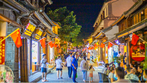 商業(yè)街景觀(guān)照明設計具有煽動(dòng)人們購買(mǎi)欲望的效果