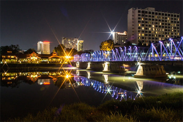 城市公園景觀(guān)亮化燈光與環(huán)境相結合