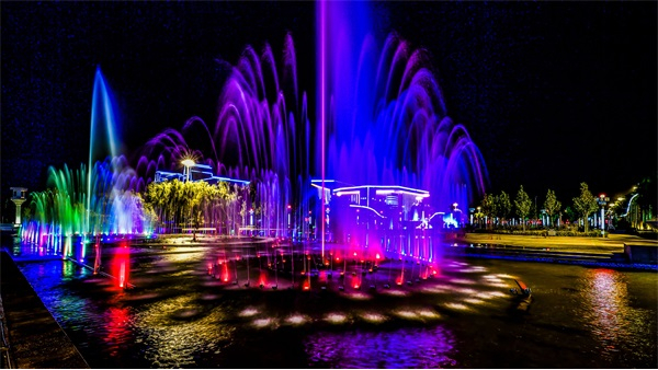 水景夜景亮化給城市景觀(guān)帶來(lái)了生機和活力