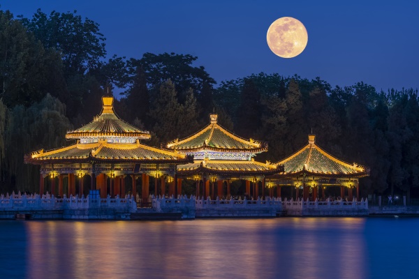 景觀(guān)亮化照明工程展現夜晚不一樣的魅力