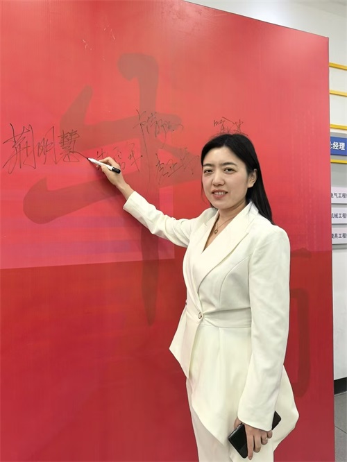 明亮照明創(chuàng  )始人荊明慧(光明姐姐)