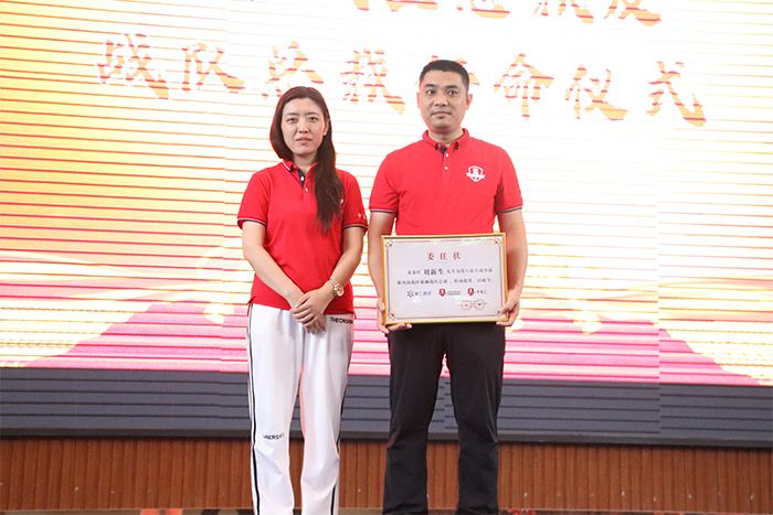 河南牛商匯會(huì )長(cháng)荊明慧為戰隊總裁授牌
