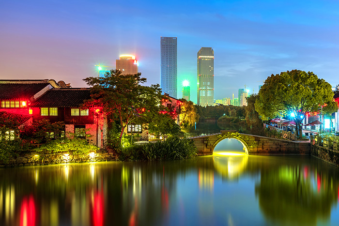 景觀(guān)藝術(shù)照明的出發(fā)點(diǎn)要符合以人為本
