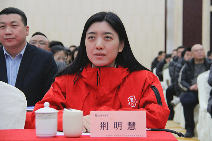 明亮照明集團創(chuàng  )始人荊明慧(光明姐姐)
