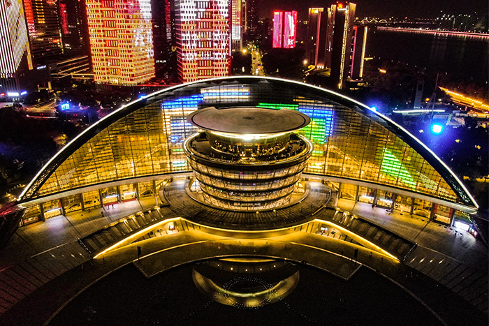 選擇亮化工程公司要注意哪些？這四點(diǎn)你注意了嗎？