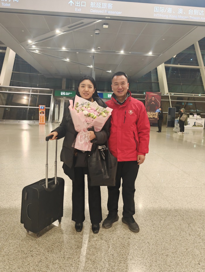 安徽牛商匯謝長(cháng)富會(huì )長(cháng)機場(chǎng)接機