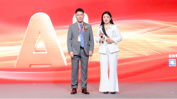 明亮照明集團總經(jīng)理荊明慧受邀第十六屆電子商務(wù)十大牛商成果報告會(huì )