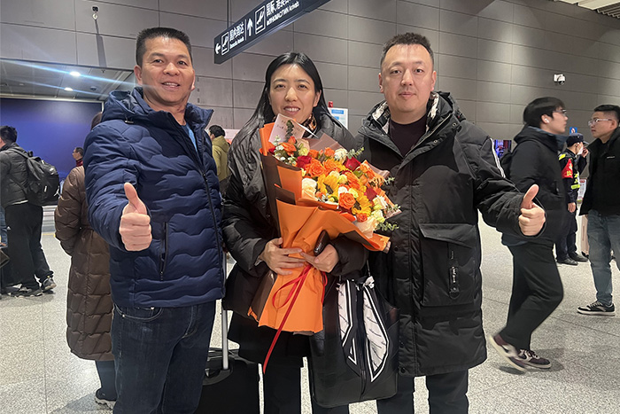 陜西翁財發(fā)會(huì )長(cháng)和劉森執行會(huì )長(cháng)飛機場(chǎng)接機
