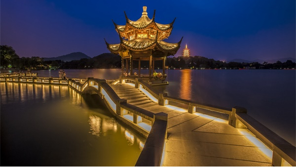景觀(guān)燈光亮化工程讓人們感受到燈光的魅力