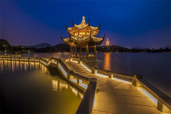 景觀(guān)燈光亮化工程讓人們感受到燈光的魅力