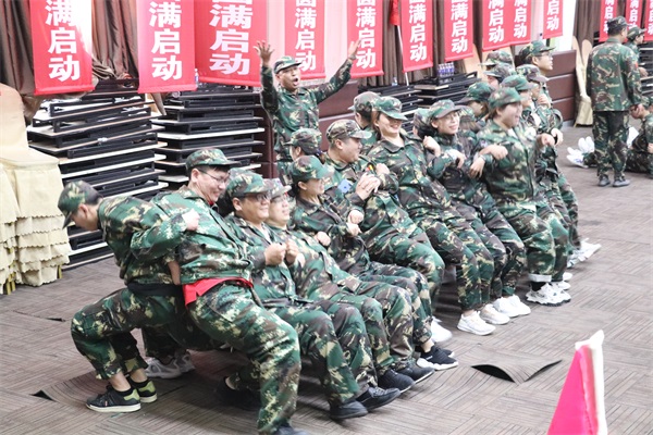 團建活動(dòng)小伙伴做游戲