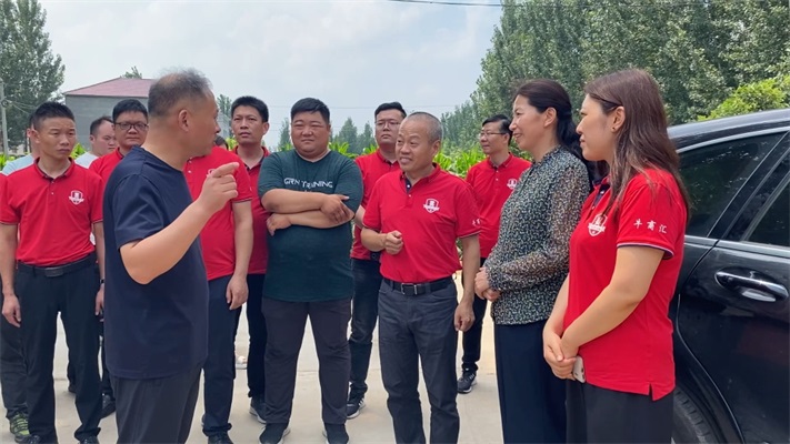 安陽(yáng)市內黃縣副縣長(cháng)李紅霞感謝牛商企業(yè)對災民的愛(ài)心付出
