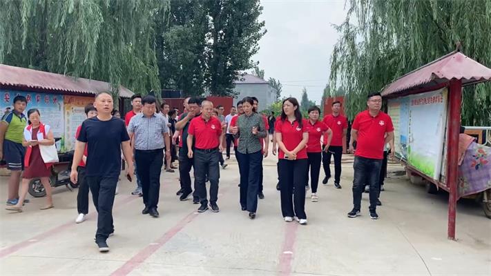 洪水顯大愛(ài)！明亮照明總經(jīng)理、河南牛商匯會(huì )長(cháng)荊明慧攜牛商馳援安陽(yáng)