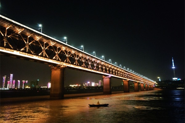 橋梁夜景燈光設計要滿(mǎn)足視覺(jué)及心理需求