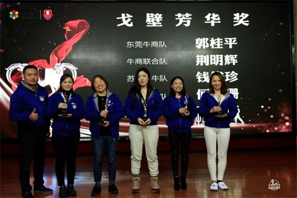 明亮照明總經(jīng)理荊明慧(輝)111公里敦煌戈壁挑戰賽