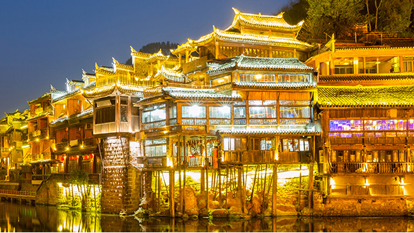 如何用燈光設計來(lái)塑造古建筑的夜間形象？