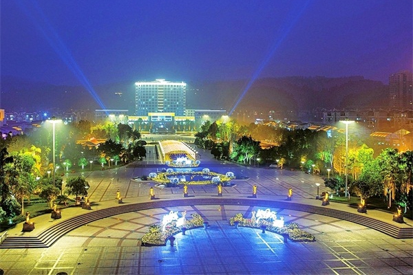 廣場(chǎng)夜景亮化-結合城市周?chē)h(huán)境