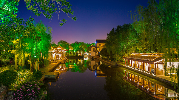 園林夜景亮化工程要做到與周?chē)h(huán)境相協(xié)調